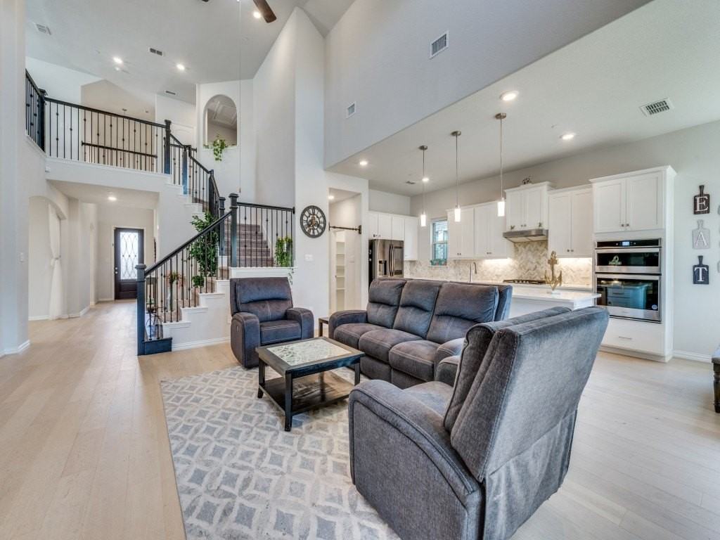 2094 Creekbluff Cir - Photo 4 of 31