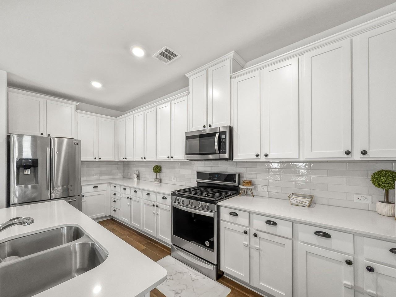 10415 Lone Star Way - Photo 7 of 24