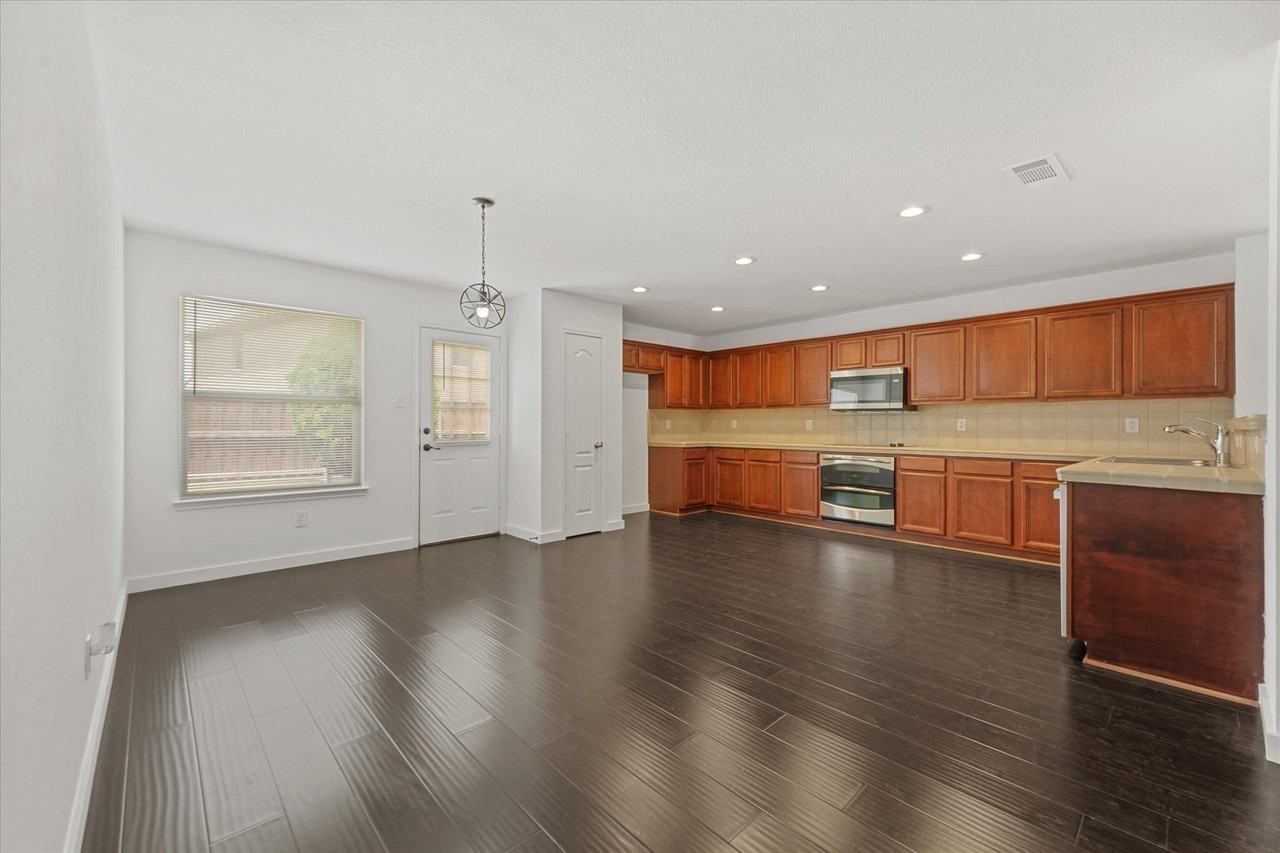 5311 Freestone Dr - Photo 3 of 27