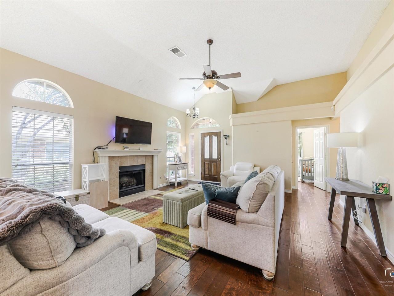 9921 Bordeaux Ave - Photo 4 of 23