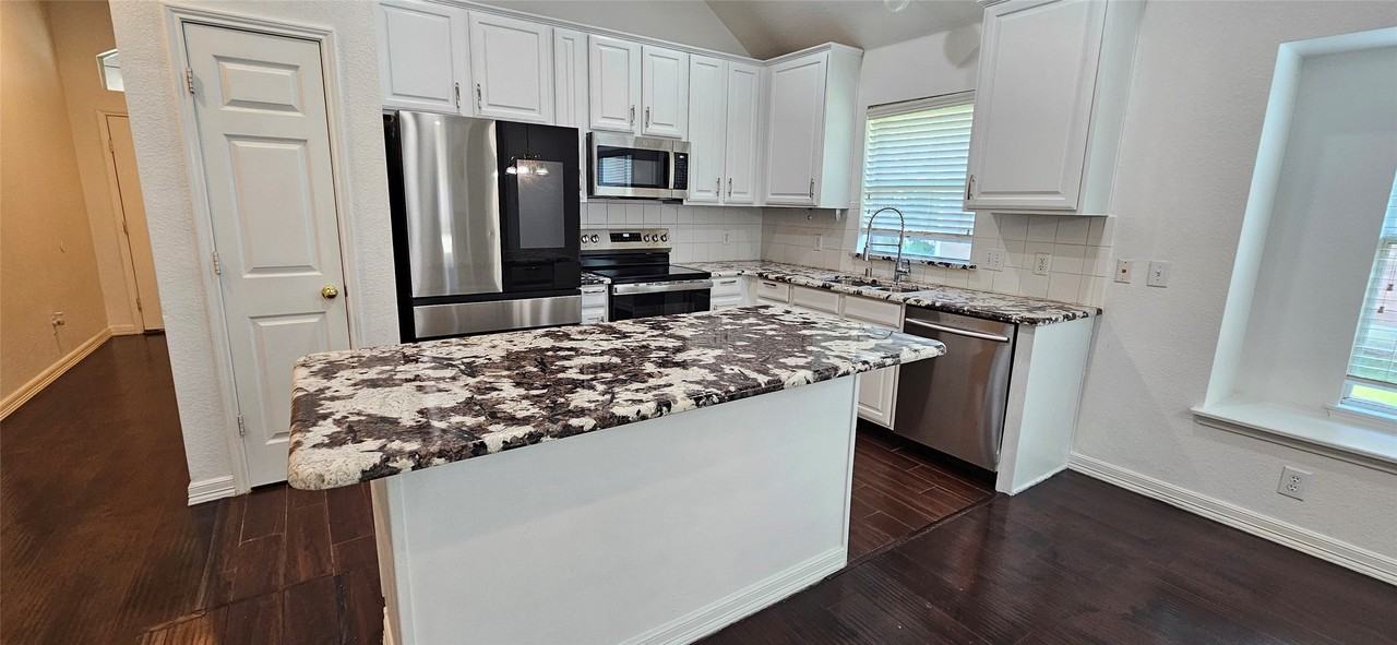 1503 Heather Brook Dr - Photo 3 of 16