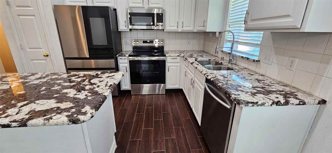 1503 Heather Brook Dr - Photo 4 of 16