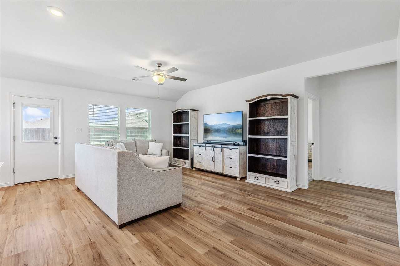 101 Lisa Ln - Photo 4 of 39
