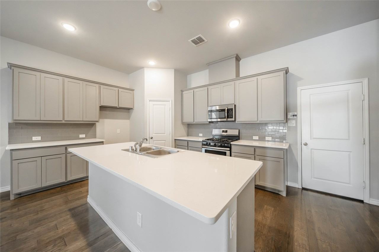 3716 Peach Blossom Rd - Photo 7 of 34