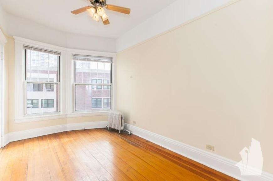 330 W Dickens Ave - Photo 2 of 10