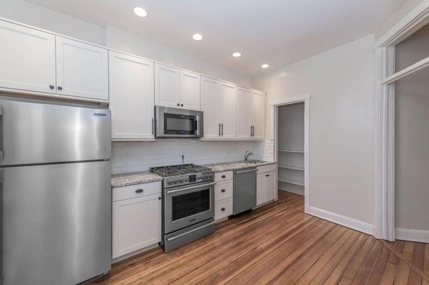 330 W Dickens Ave - Photo 4 of 10