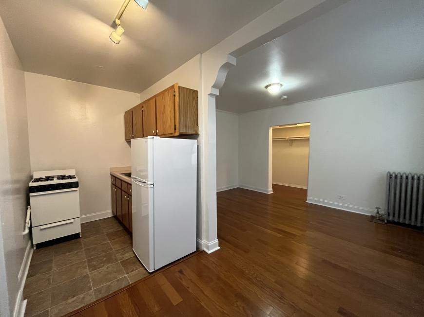 4060 N Kenmore Ave - Photo 4 of 7