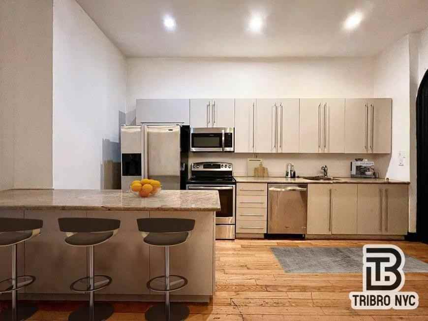 332 W 46th St - Photo 6 of 7
