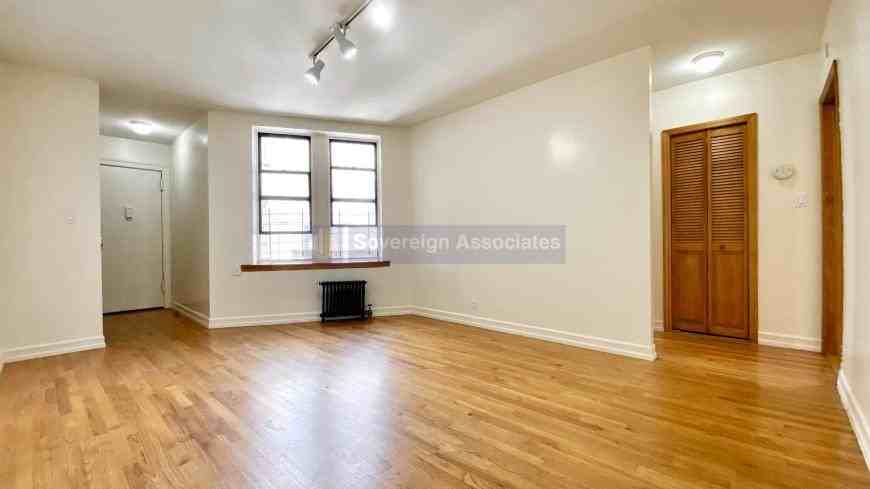 10 Adrian Ave - Photo 4 of 10