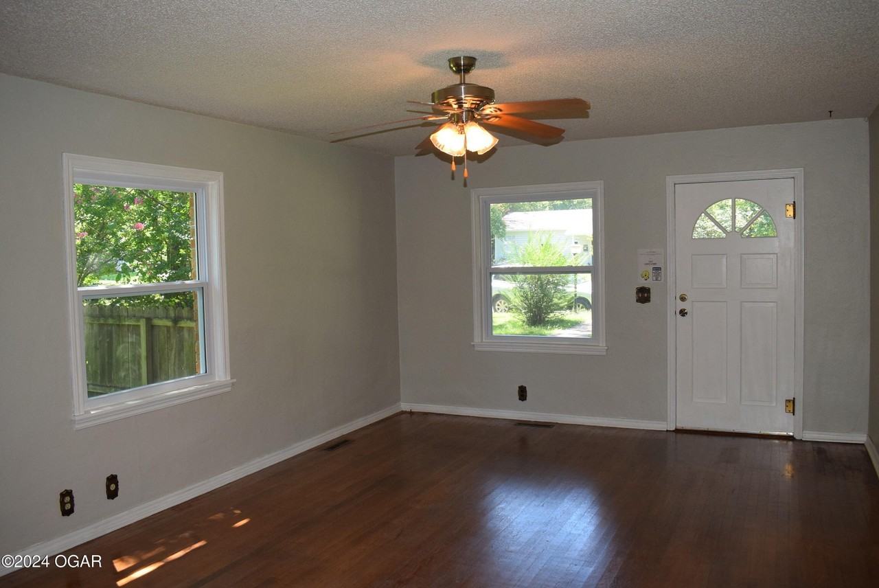 305 S Brownell Ave - Photo 2 of 6