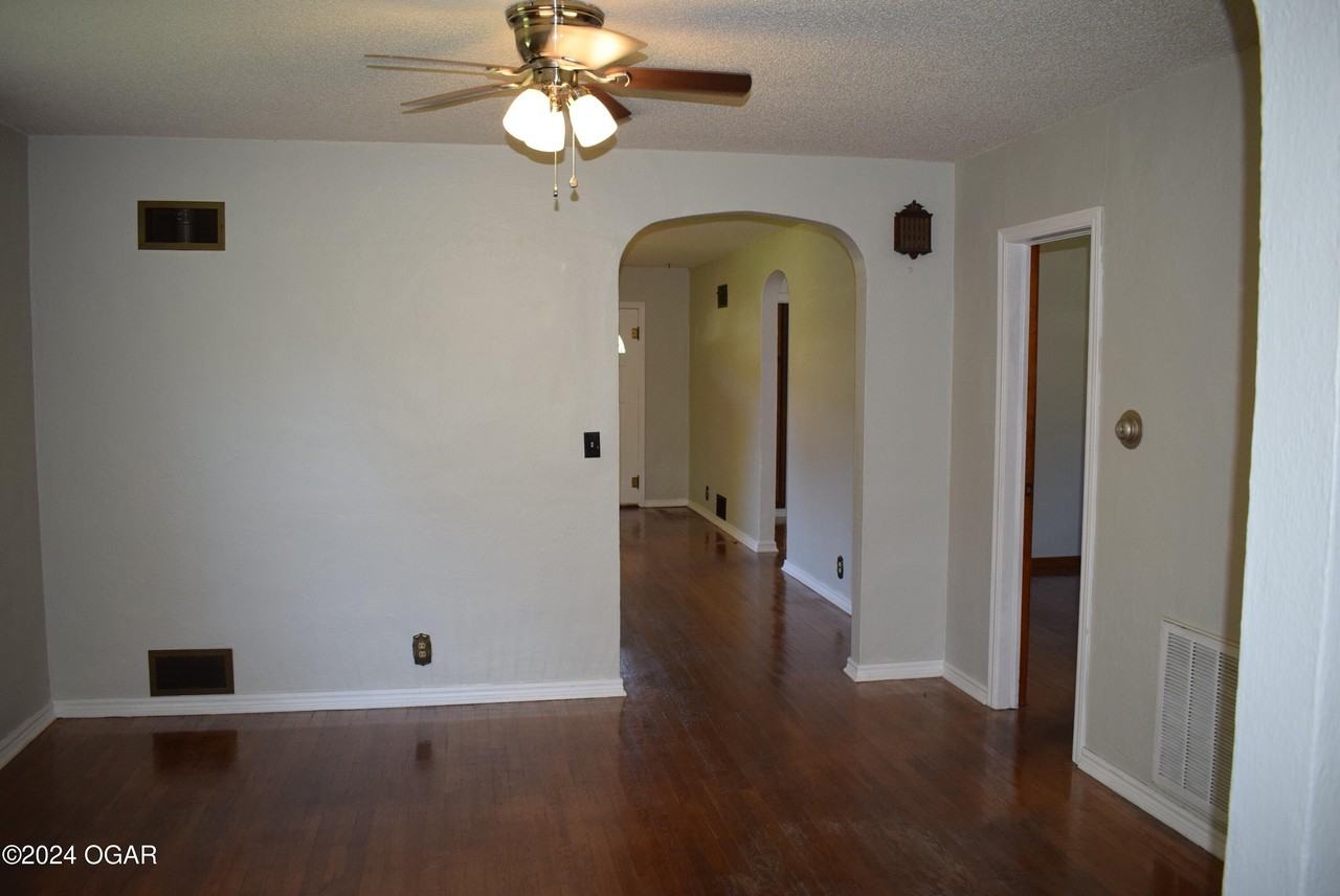 305 S Brownell Ave - Photo 3 of 6
