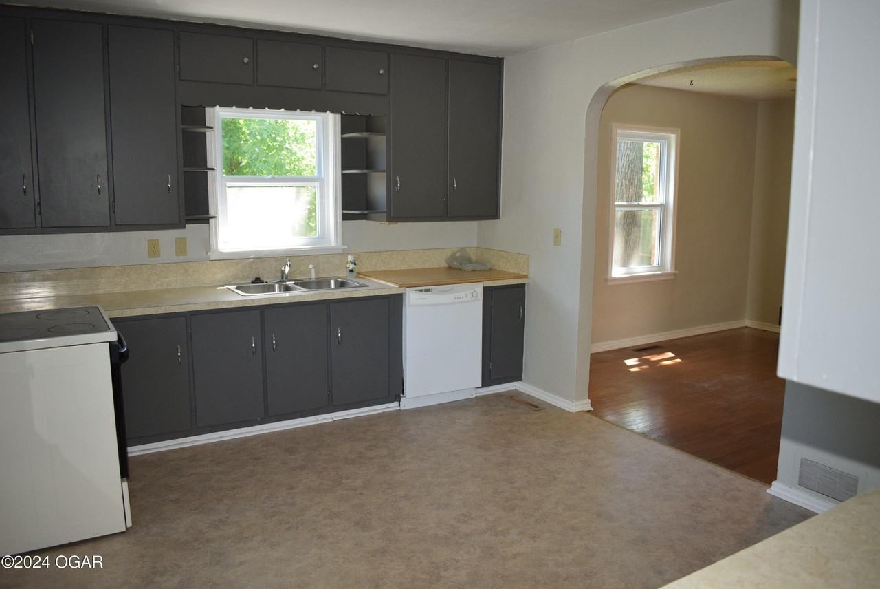 305 S Brownell Ave - Photo 4 of 6