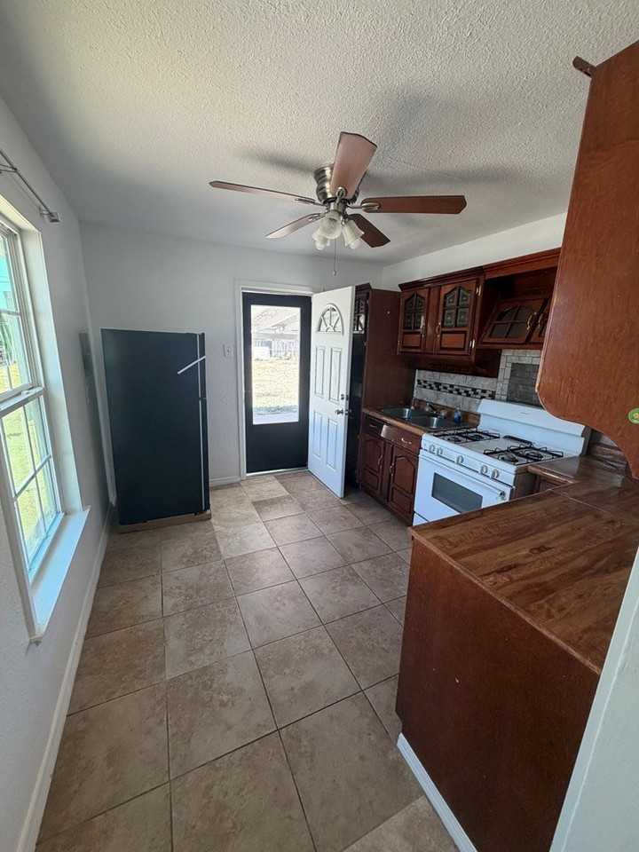 401 Benton St - Photo 3 of 9