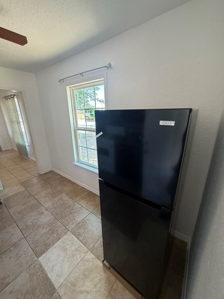401 Benton St - Photo 4 of 9