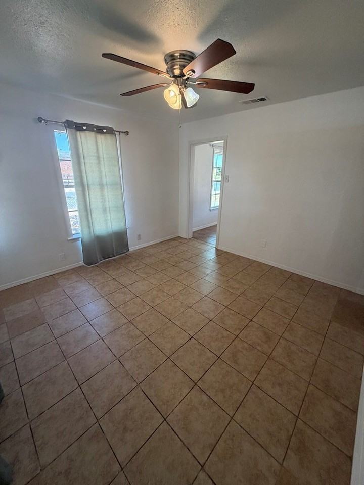 401 Benton St - Photo 5 of 9