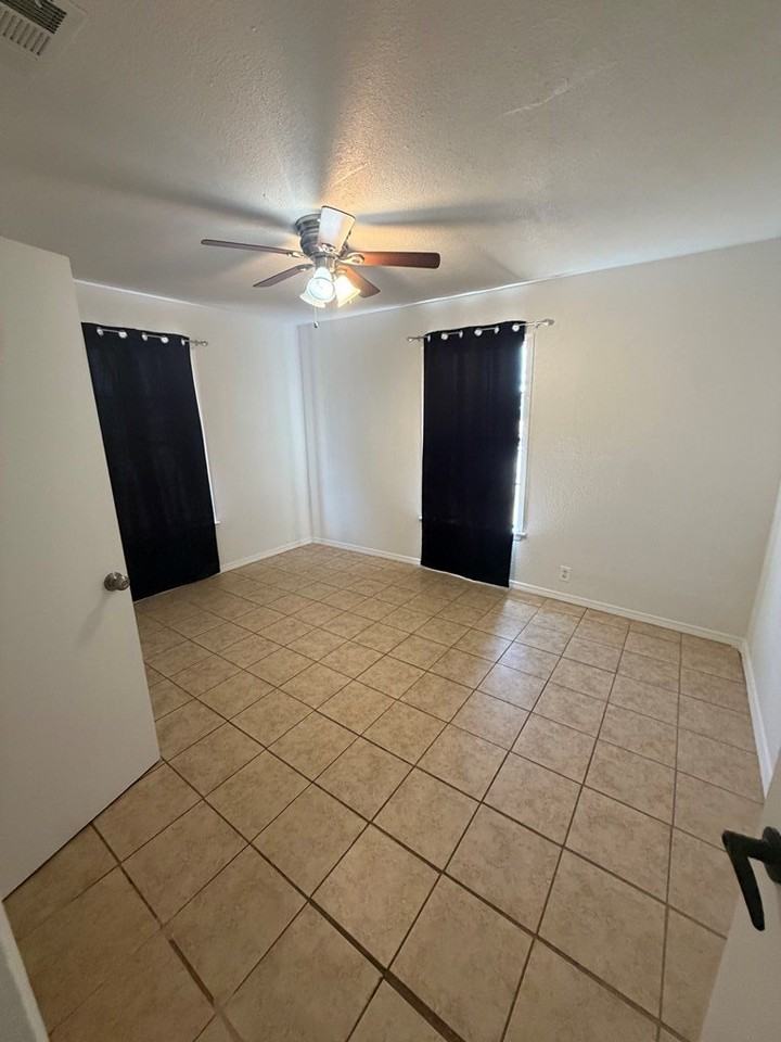 401 Benton St - Photo 6 of 9