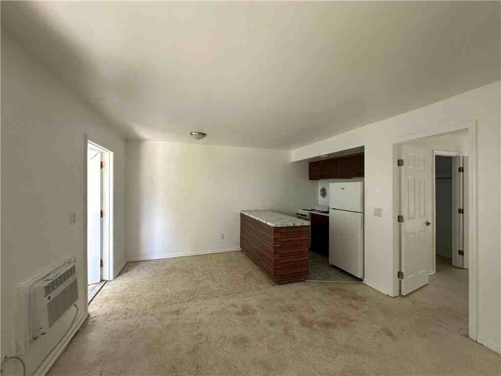 706 19th St #6 - Photo 3 of 8