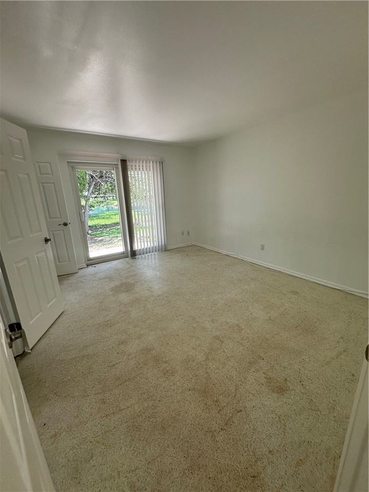 706 19th St #6 - Photo 5 of 8