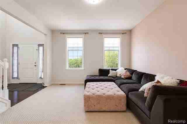 50873 Scarborough Rd - Photo 2 of 33