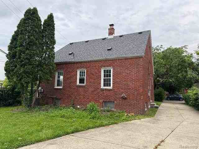 20715 Huntington Ave - Photo 2 of 14