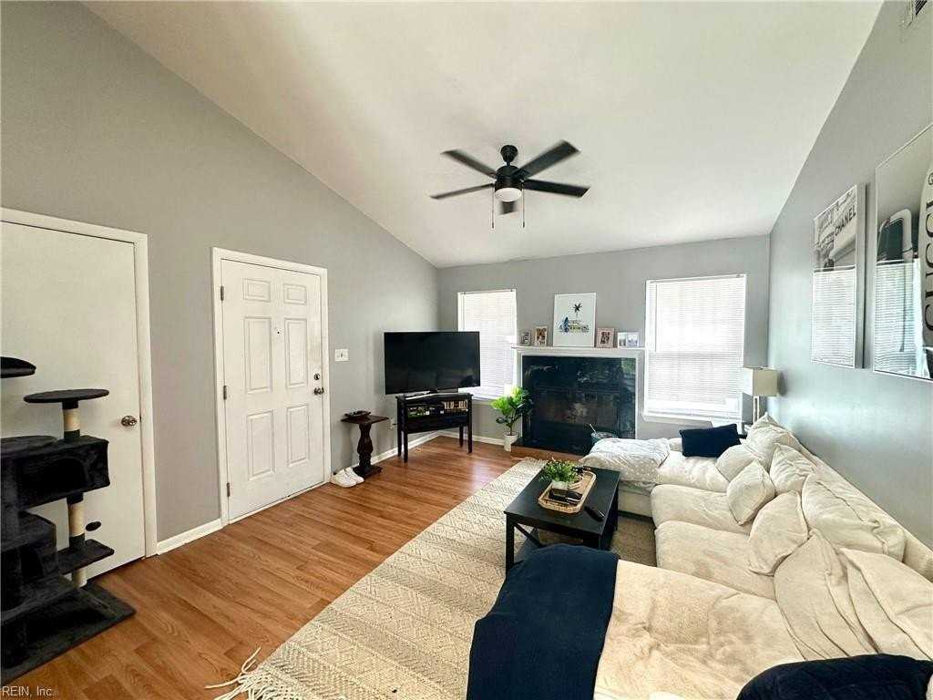 411 Sea Pointe Ct #201 - Photo 4 of 10