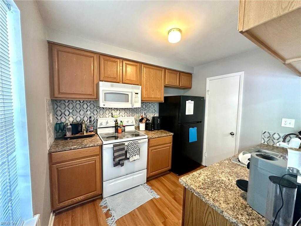 411 Sea Pointe Ct #201 - Photo 6 of 10