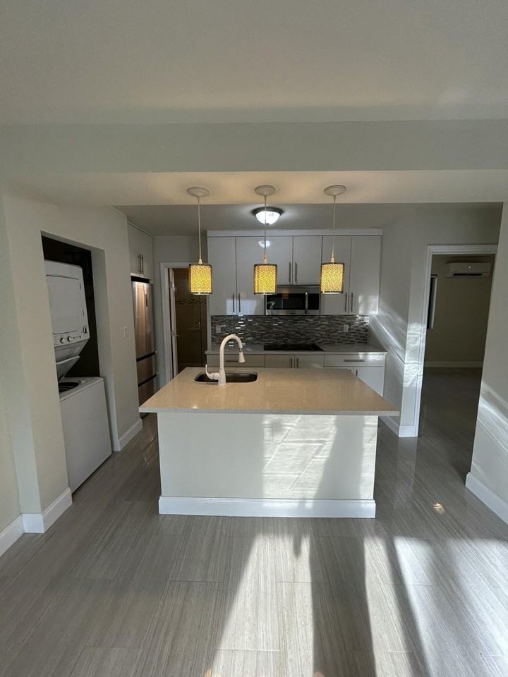 916 Ne 15th Ave #3 - Photo 3 of 16