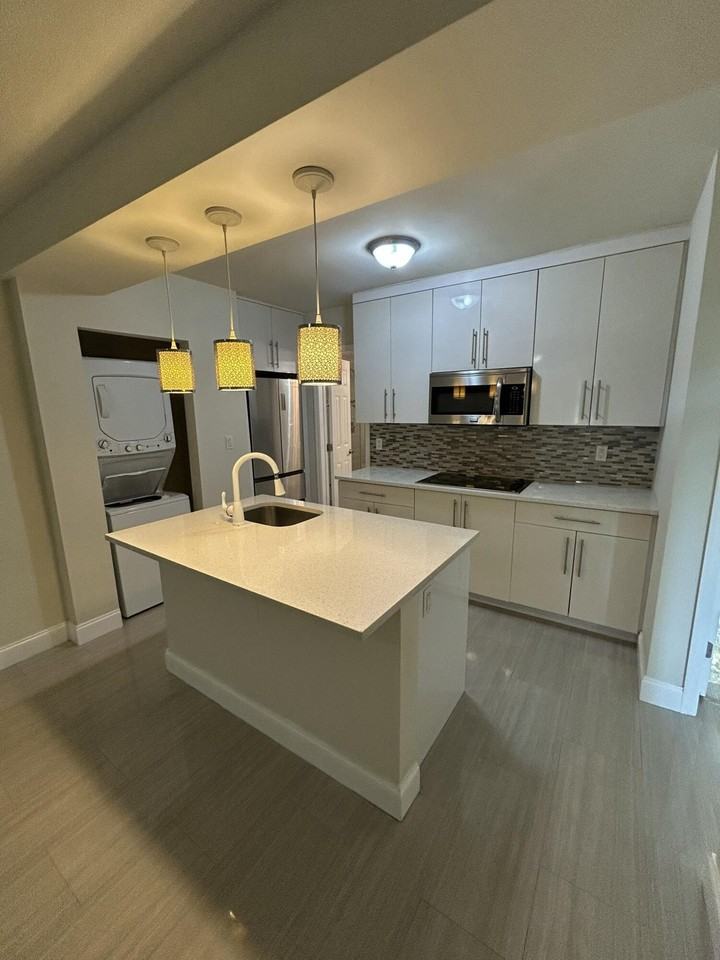 916 Ne 15th Ave #3 - Photo 4 of 16