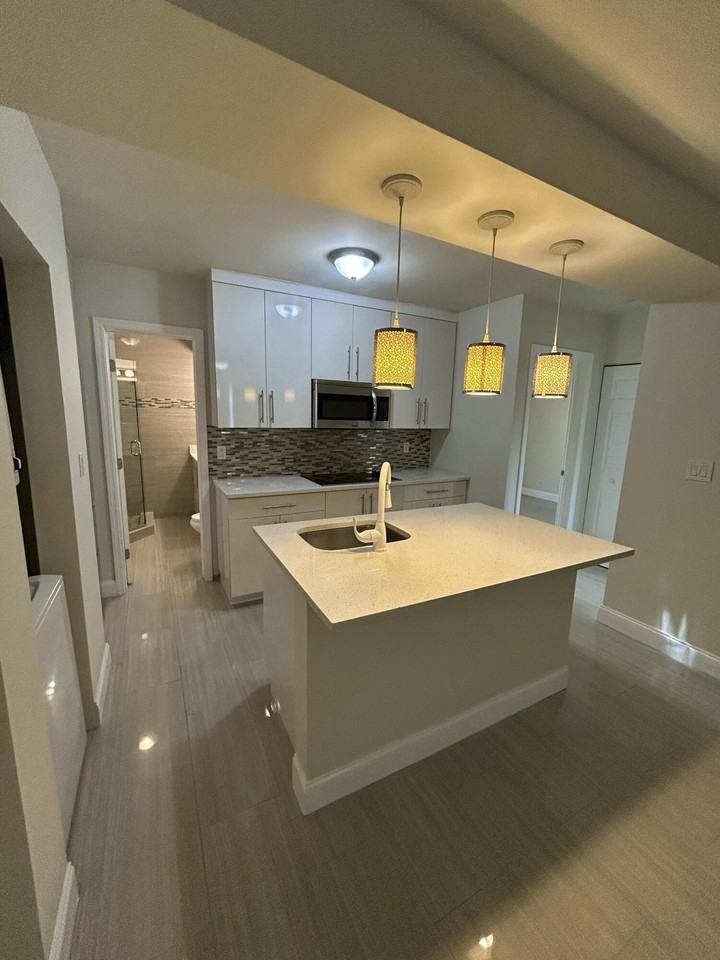 916 Ne 15th Ave #3 - Photo 5 of 16