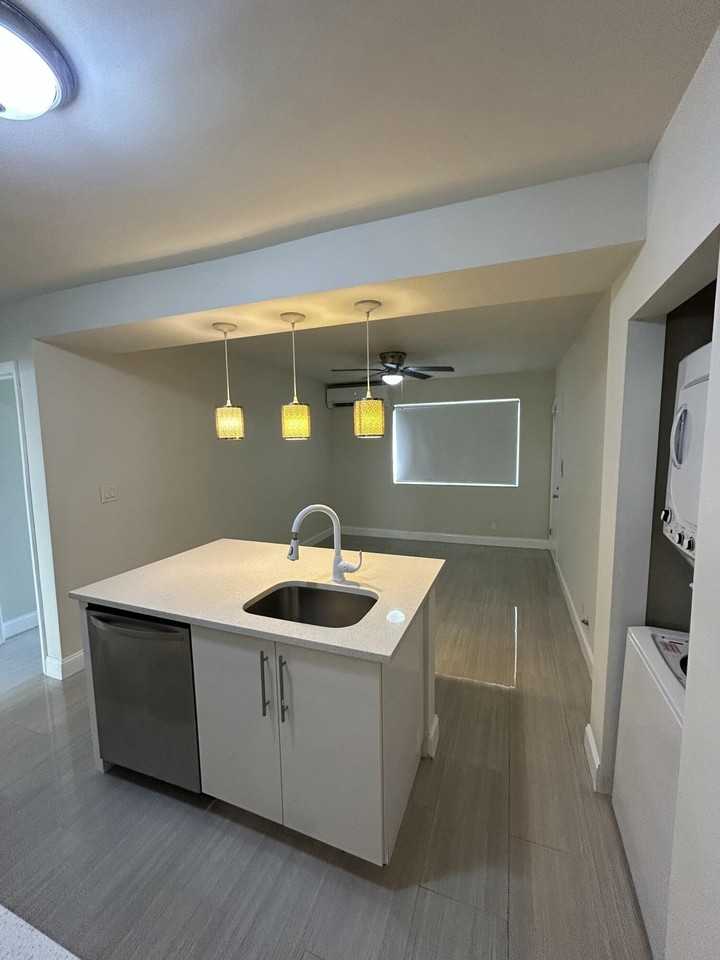 916 Ne 15th Ave #3 - Photo 7 of 16
