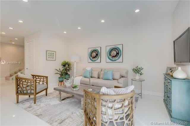 684 Ne 43rd St - Photo 3 of 23