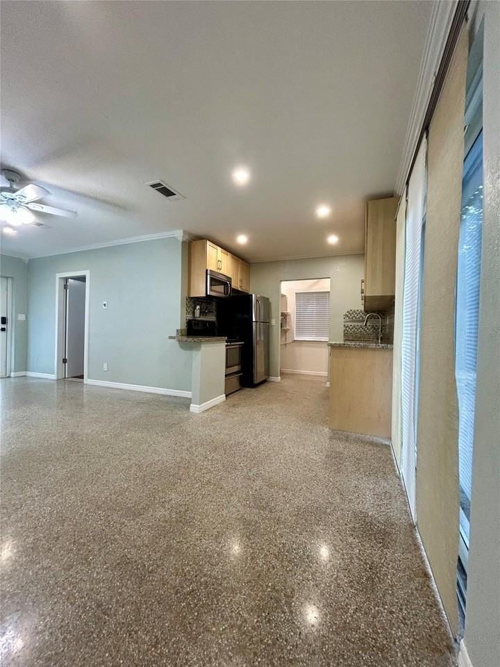 5950 Ne 6th Ave - Photo 4 of 36