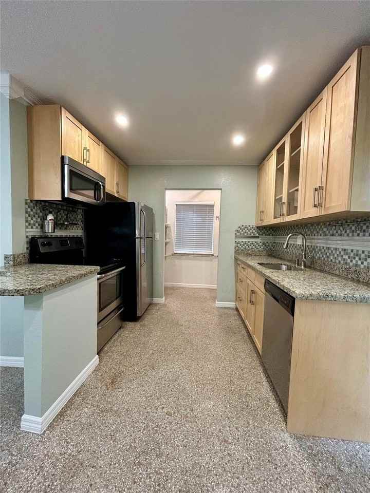 5950 Ne 6th Ave - Photo 5 of 36
