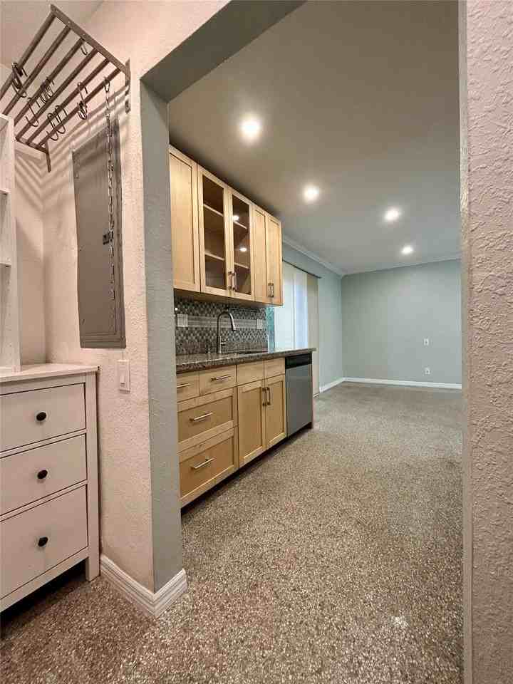 5950 Ne 6th Ave - Photo 6 of 36