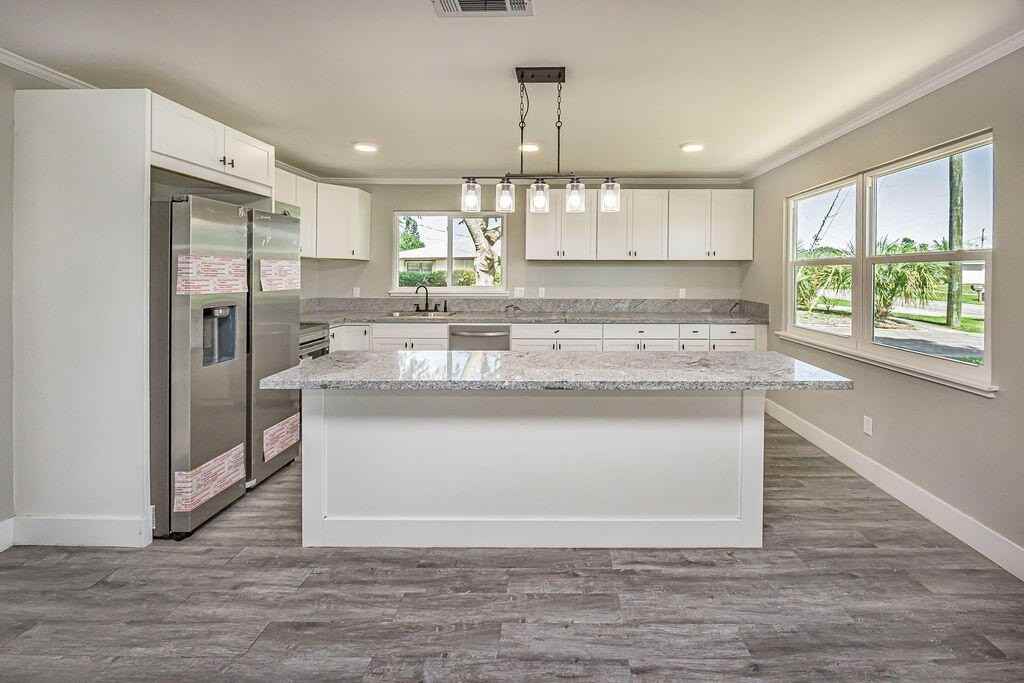 300 Riomar Dr - Photo 3 of 38