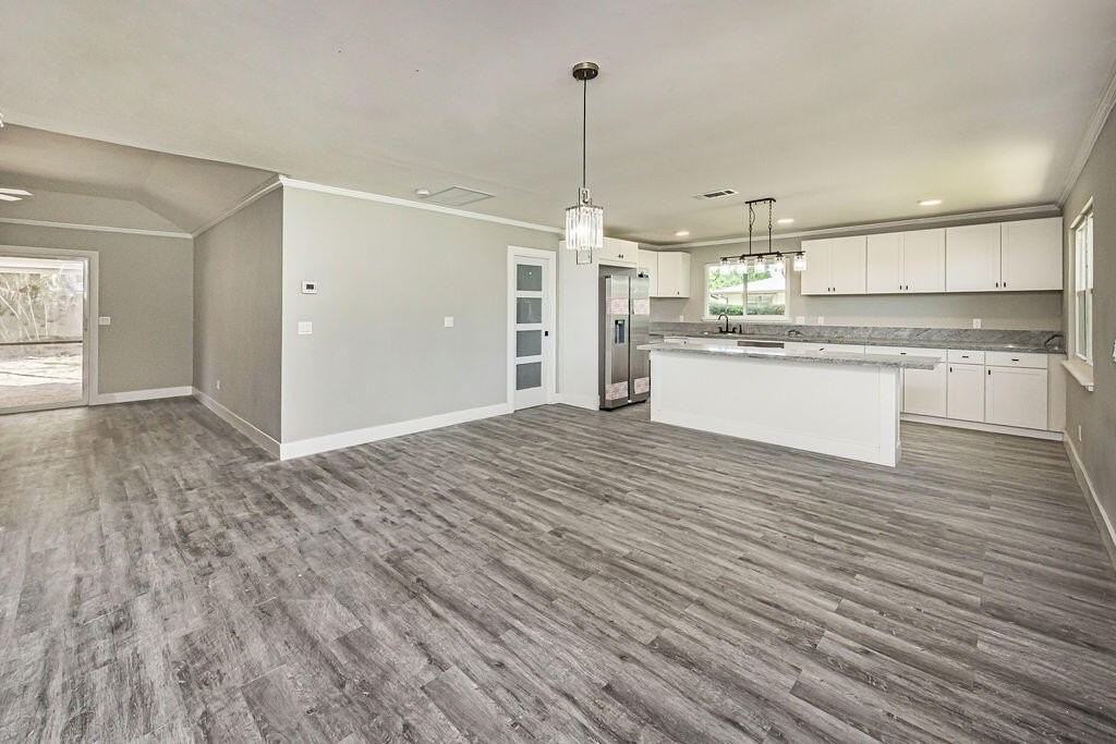 300 Riomar Dr - Photo 4 of 38