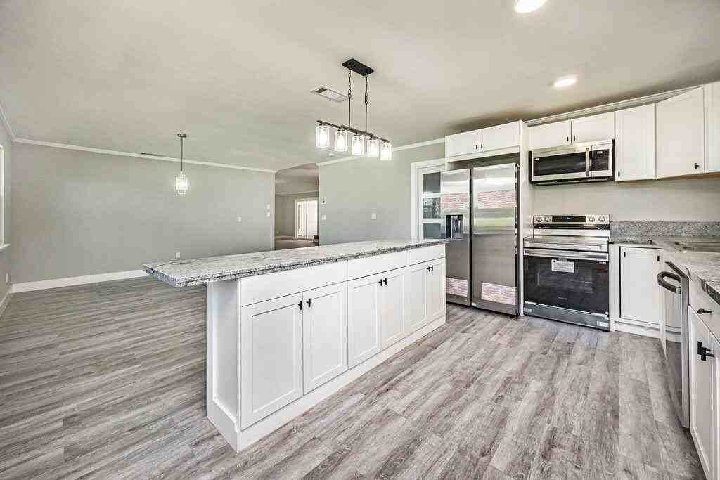 300 Riomar Dr - Photo 5 of 38