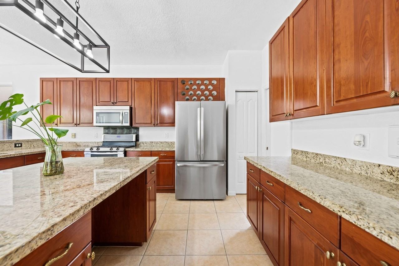 19389 Sw 64th St - Photo 3 of 47