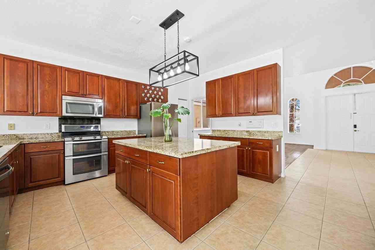 19389 Sw 64th St - Photo 4 of 47