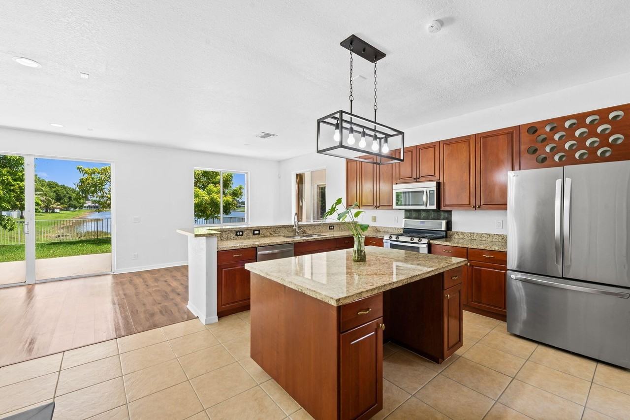 19389 Sw 64th St - Photo 5 of 47