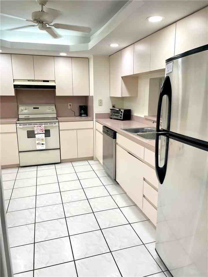 1149 Hillsboro Mile #304 - Photo 3 of 24