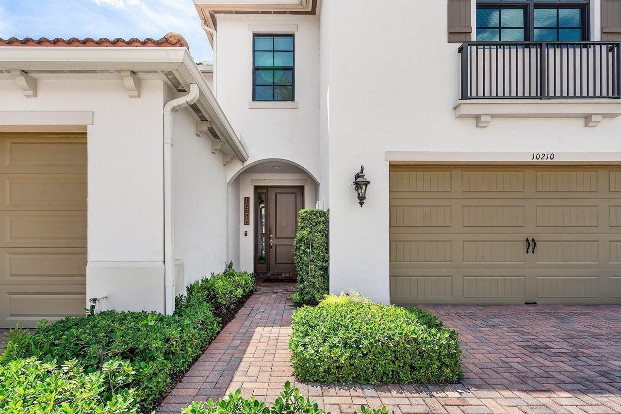 10210 Akenside Dr - Photo 4 of 50