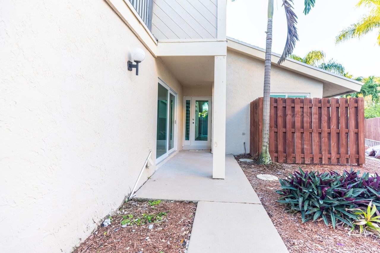 7860 Stanway Pl W - Photo 2 of 32