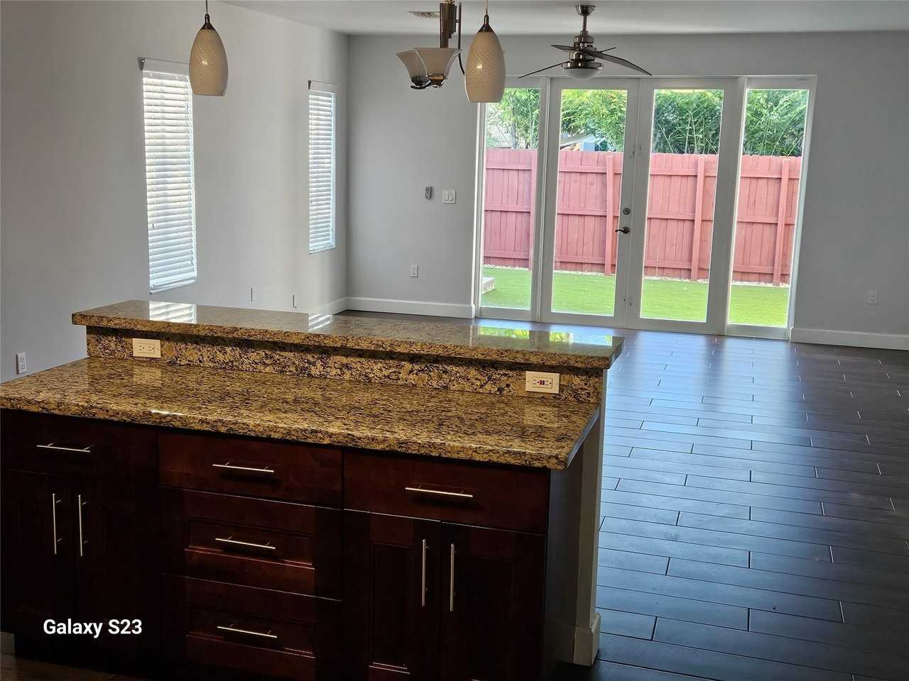 323 Sw 11th St - Photo 4 of 9