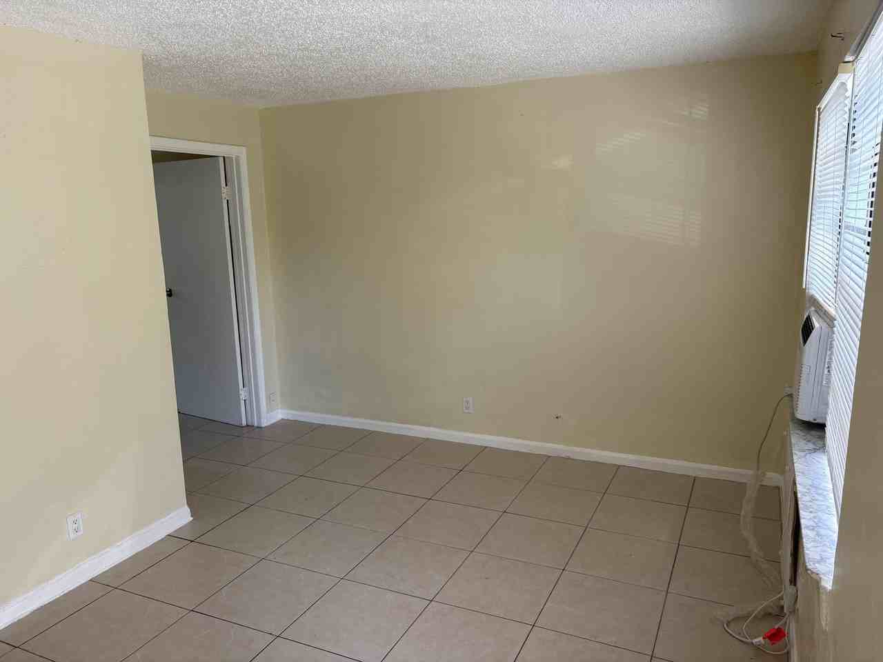 905 19th St #3 - Photo 2 of 6