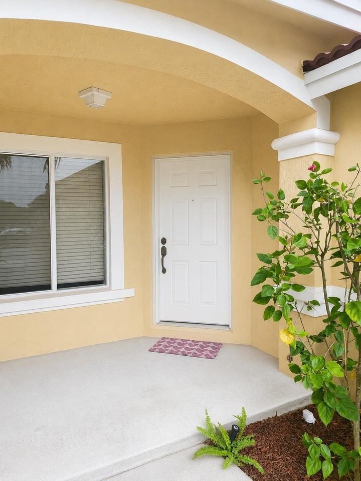 1007 Arezzo Cir - Photo 2 of 10