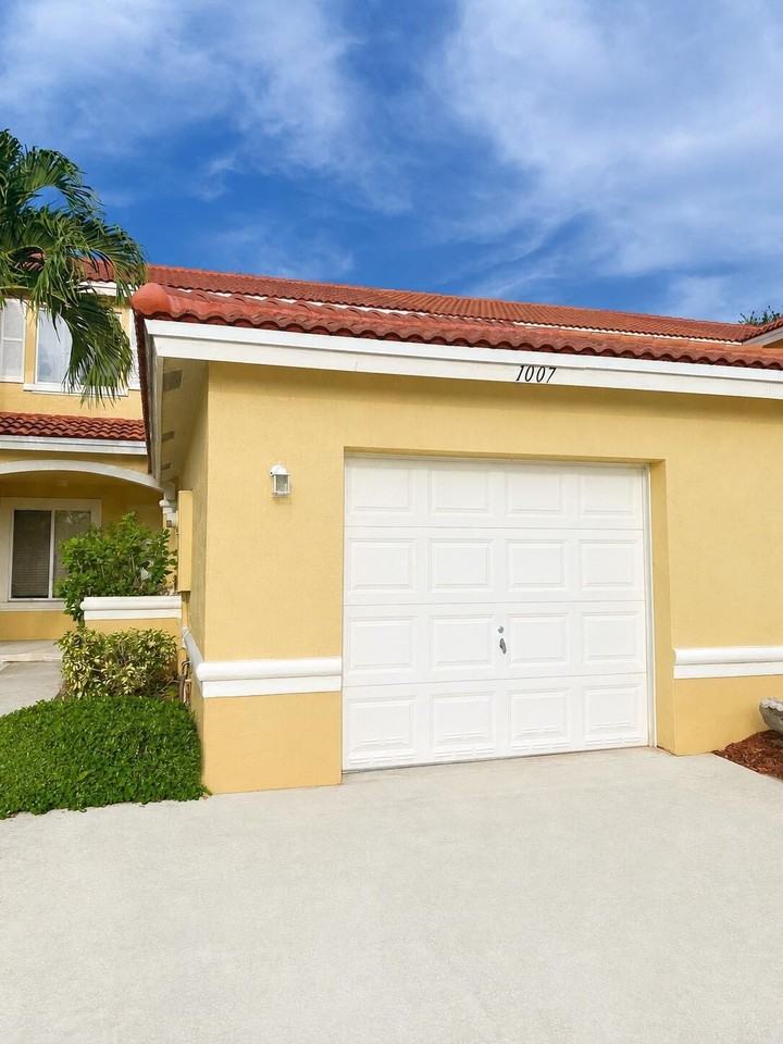 1007 Arezzo Cir - Photo 3 of 10