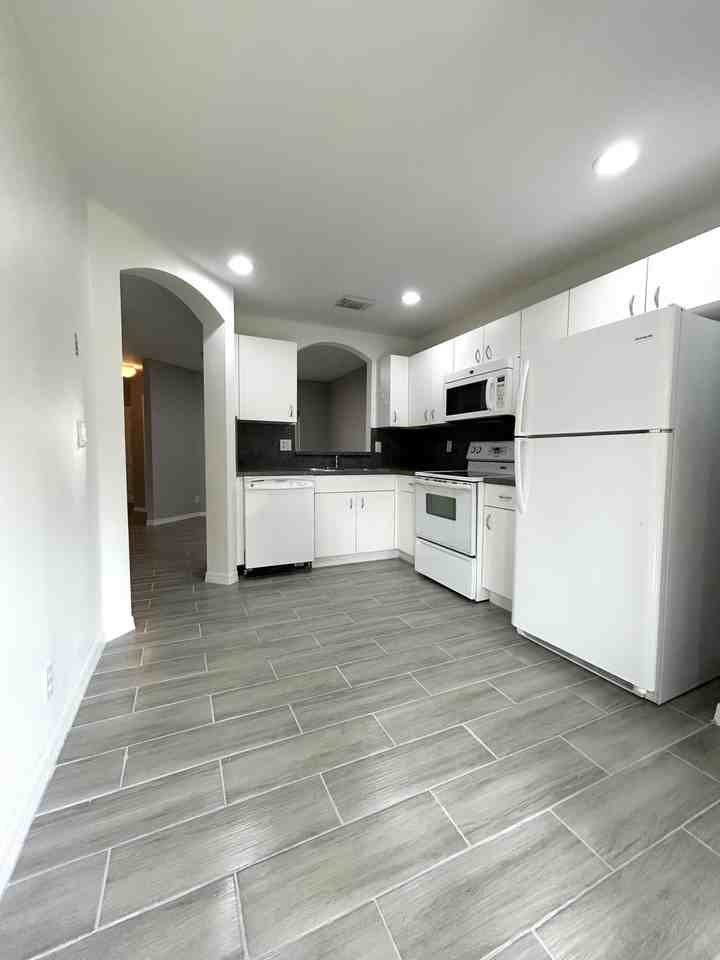 1007 Arezzo Cir - Photo 4 of 10
