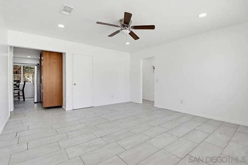3095 L St - Photo 4 of 33