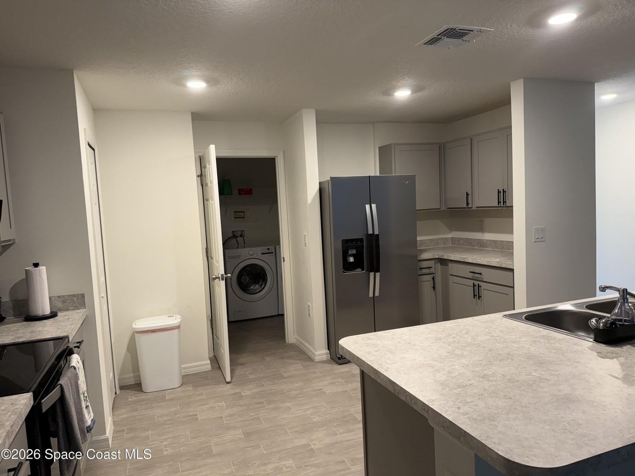 593 Haleybury St Sw - Photo 4 of 13